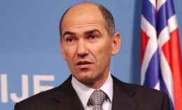 Премьер-министр Словении считает УЕФА причастной к распространению коронавируса